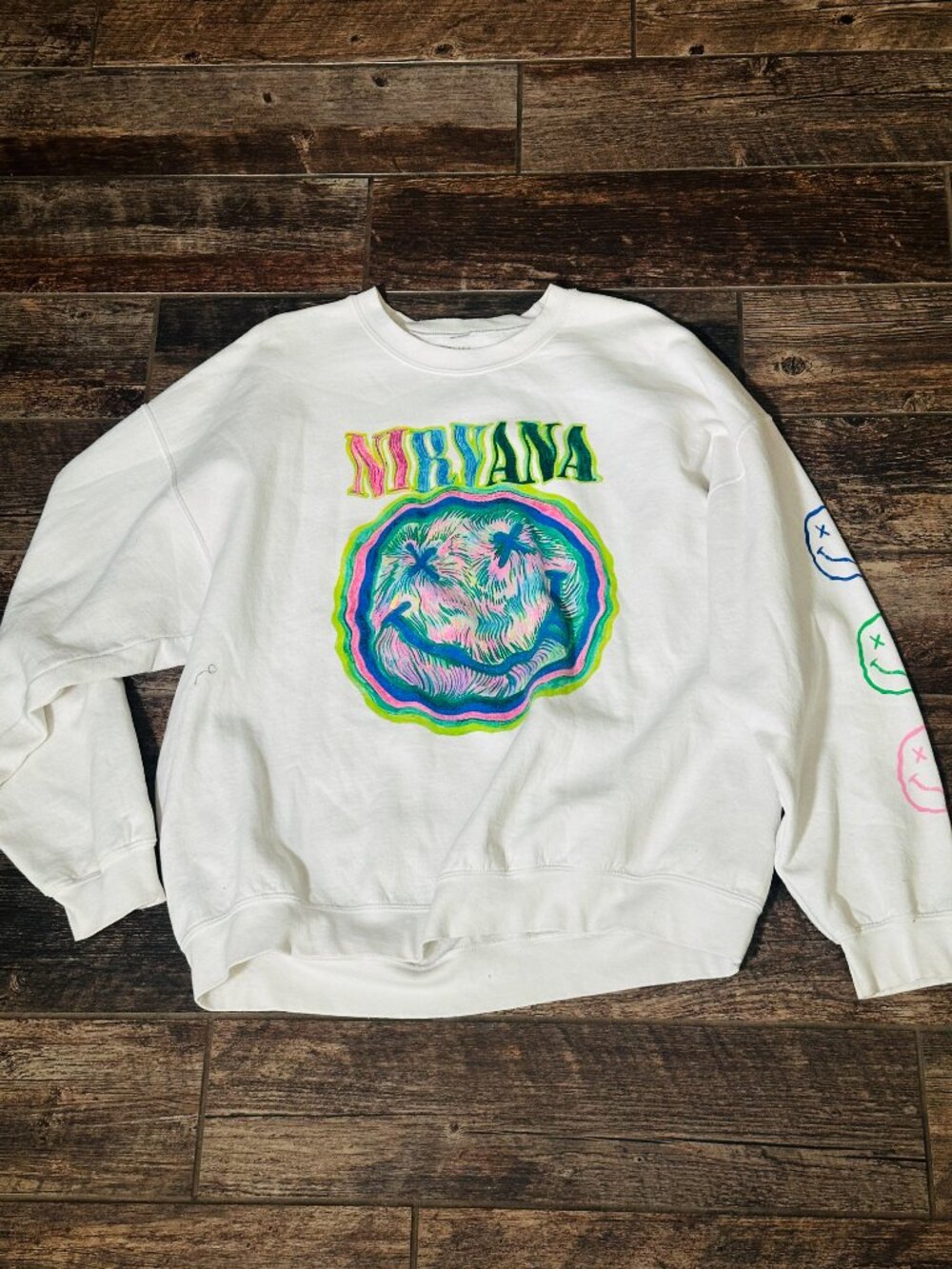 Nirvana Colorful Smiley Face Graphic XL White Style Vibrant Warm Extra Large